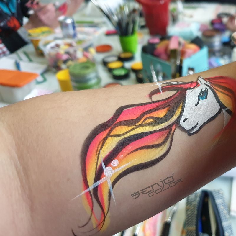 Arm mit aufgemaltem Einhorn geschminkt mit Senjo Color